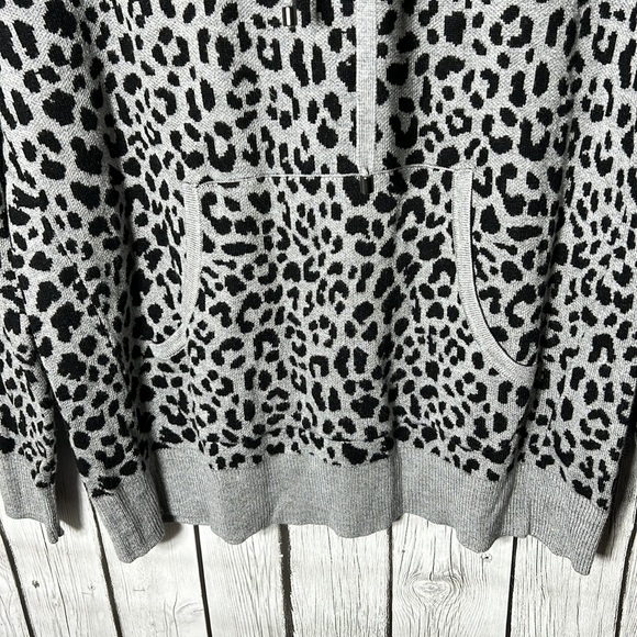 Lisa Rinna Collection Gray Leopard Sweater Size XS - Picture 4 of 8